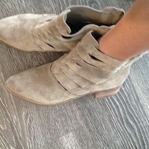 Volatile Women's Blix Ankle Bootie, Taupe,